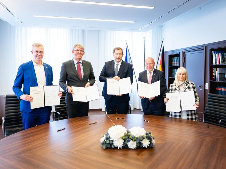 (L-R) Stefan Evers,Berlins Senator fuer Finanzen und Kultur, Kulturstaatsminister Wolfram Weimer, Bundesfinanzminister Lars Klingbeil, Berlins Regierender Bürgermeister, Kai Wegner und Iris Spranger, Senatorin für Inneres und Sport bei der Unterzeichnung. (L-R) Stefan Evers,Berlins Senator fuer Finanzen und Kultur, Kulturstaatsminister Wolfram Weimer, Bundesfinanzminister Lars Klingbeil, Berlins Regierender Bürgermeister, Kai Wegner und Iris Spranger, Senatorin für Inneres und Sport bei der Unterzeichnung.