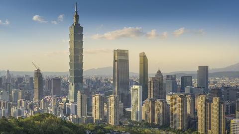 Panoramablick auf die Skyline von die taiwanesische Hauptstadt Taipeh.
