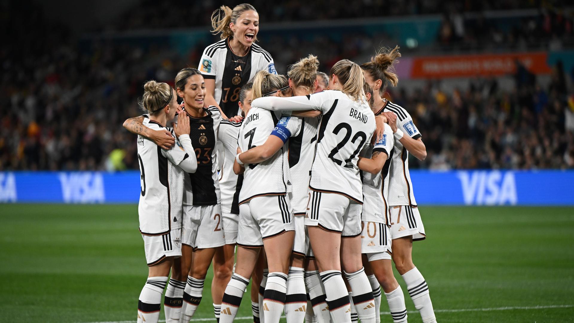 Szene des ersten Spieltags der Frauen-Fußball-WM: Die deutschen Spielerinnen feiern den Treffer zum 1:0 gegen Marokko durch Alexandra Popp.