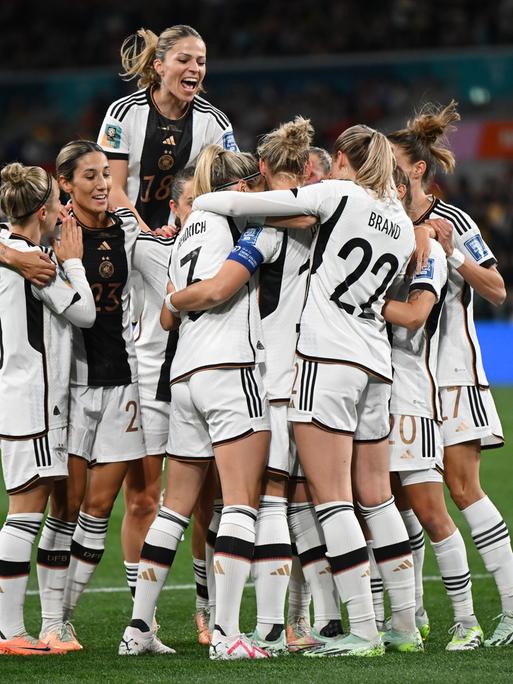 Szene des ersten Spieltags der Frauen-Fußball-WM: Die deutschen Spielerinnen feiern den Treffer zum 1:0 gegen Marokko durch Alexandra Popp.