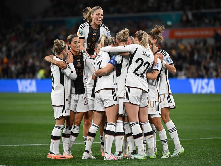 Szene des ersten Spieltags der Frauen-Fußball-WM: Die deutschen Spielerinnen feiern den Treffer zum 1:0 gegen Marokko durch Alexandra Popp.