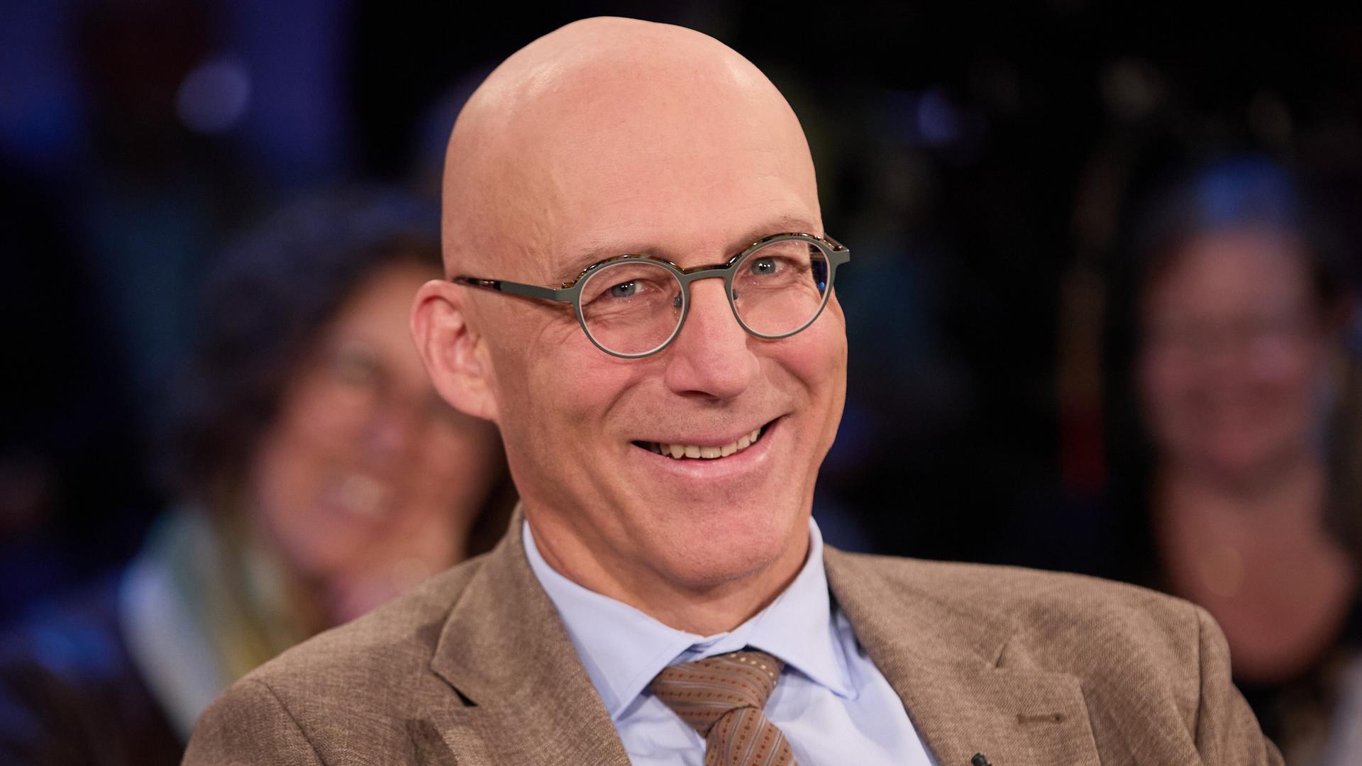 Ewald Arenz, Schriftsteller und Lehrer, sitzt vor der Aufzeichnung der NDR Talk Show auf der Bühne