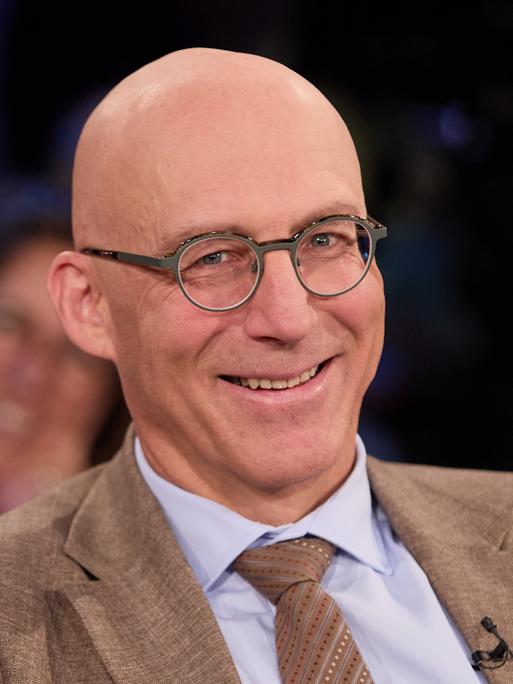 Ewald Arenz, Schriftsteller und Lehrer, sitzt vor der Aufzeichnung der NDR Talk Show auf der Bühne Ewald Arenz, Schriftsteller und Lehrer, sitzt vor der Aufzeichnung der NDR Talk Show auf der Bühne