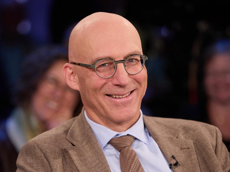 Ewald Arenz, Schriftsteller und Lehrer, sitzt vor der Aufzeichnung der NDR Talk Show auf der Bühne Ewald Arenz, Schriftsteller und Lehrer, sitzt vor der Aufzeichnung der NDR Talk Show auf der Bühne