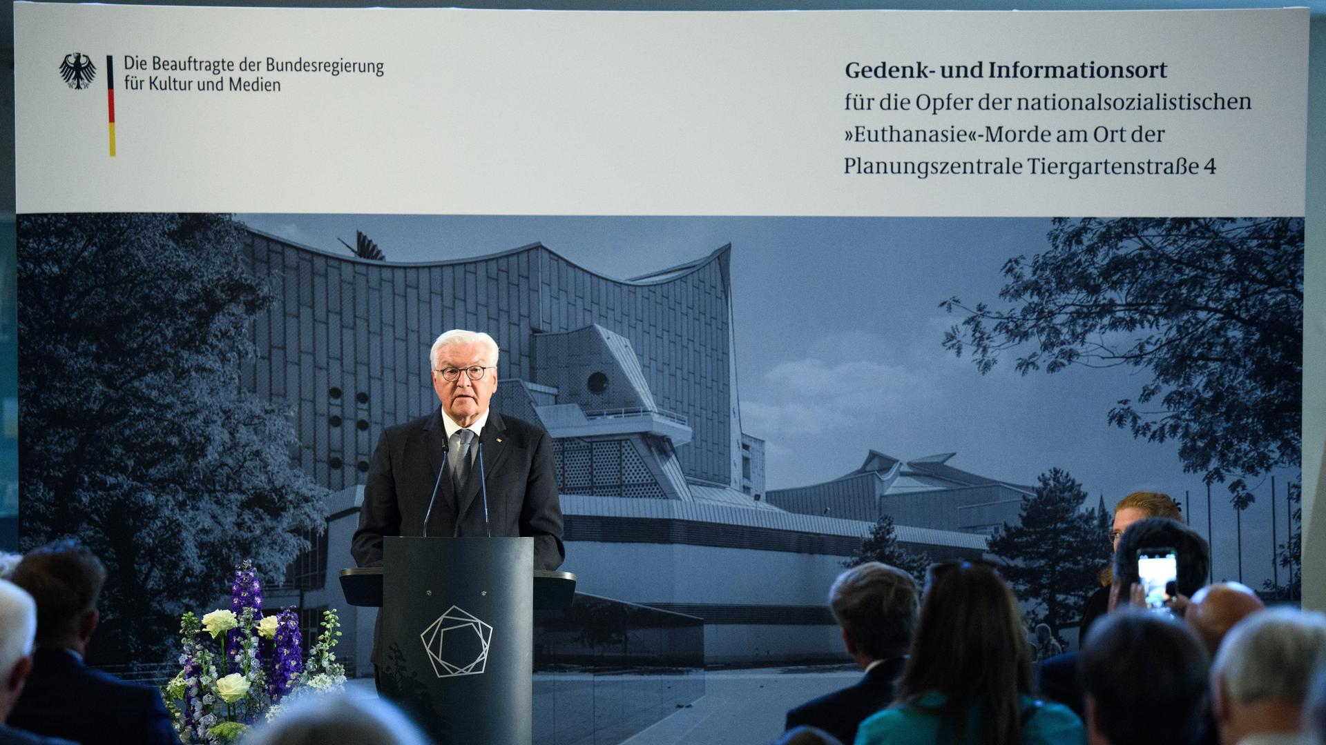 : Bundespräsident Frank-Walter Steinmeier spricht beim Festakt anlässlich des zehnjährigen Bestehens des Gedenk- und Informationsortes für die Opfer der nationalsozialistischen "Euthanasie"-Morde im Hauptfoyer der Philharmonie. 