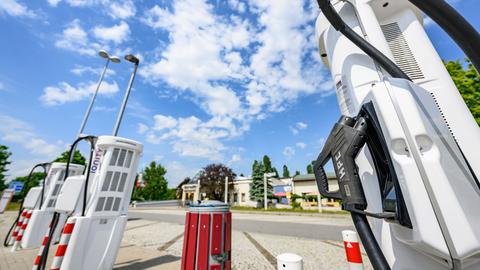 Ladestationen für Elektroautos stehen an der Autobahn-Raststätte "Dresdner Tor".