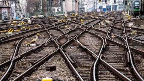 Leere Gleisanlagen vor einem Hauptbahnhof.