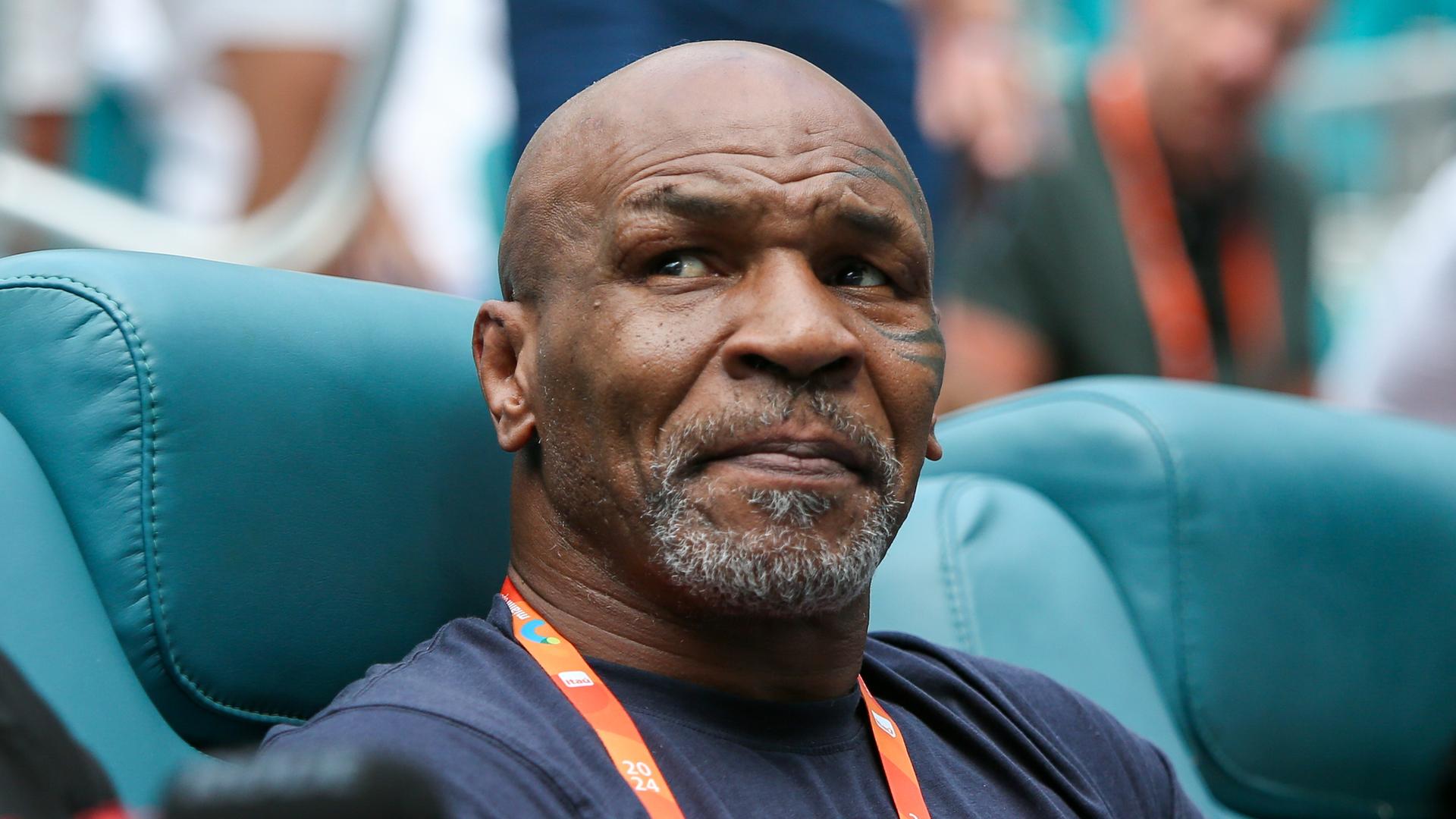 Der ehemalige Profiboxer Mike Tyson sitzt in einem Sessel und schaut rechts nach oben.