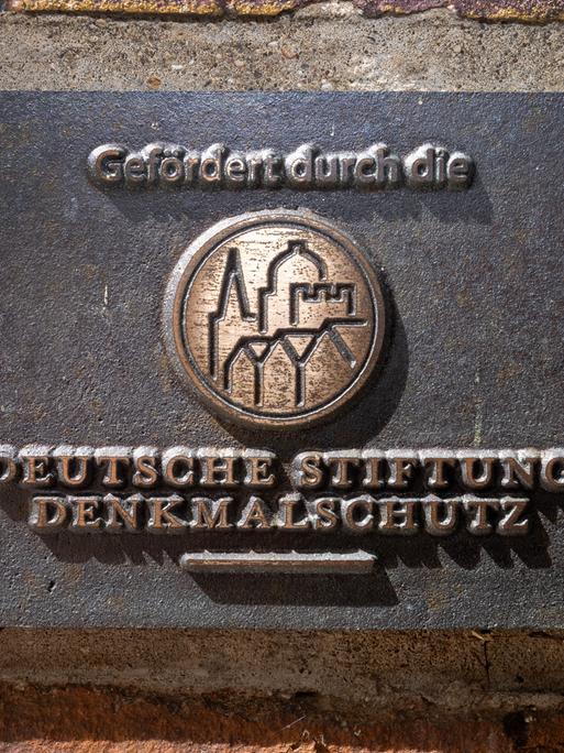 Ein Schild mit dem Schriftzug "Gefördert durch die Deutsche Stiftung Denkmalschutz".