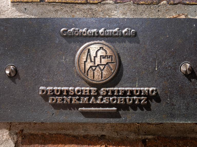 Ein Schild mit dem Schriftzug "Gefördert durch die Deutsche Stiftung Denkmalschutz".