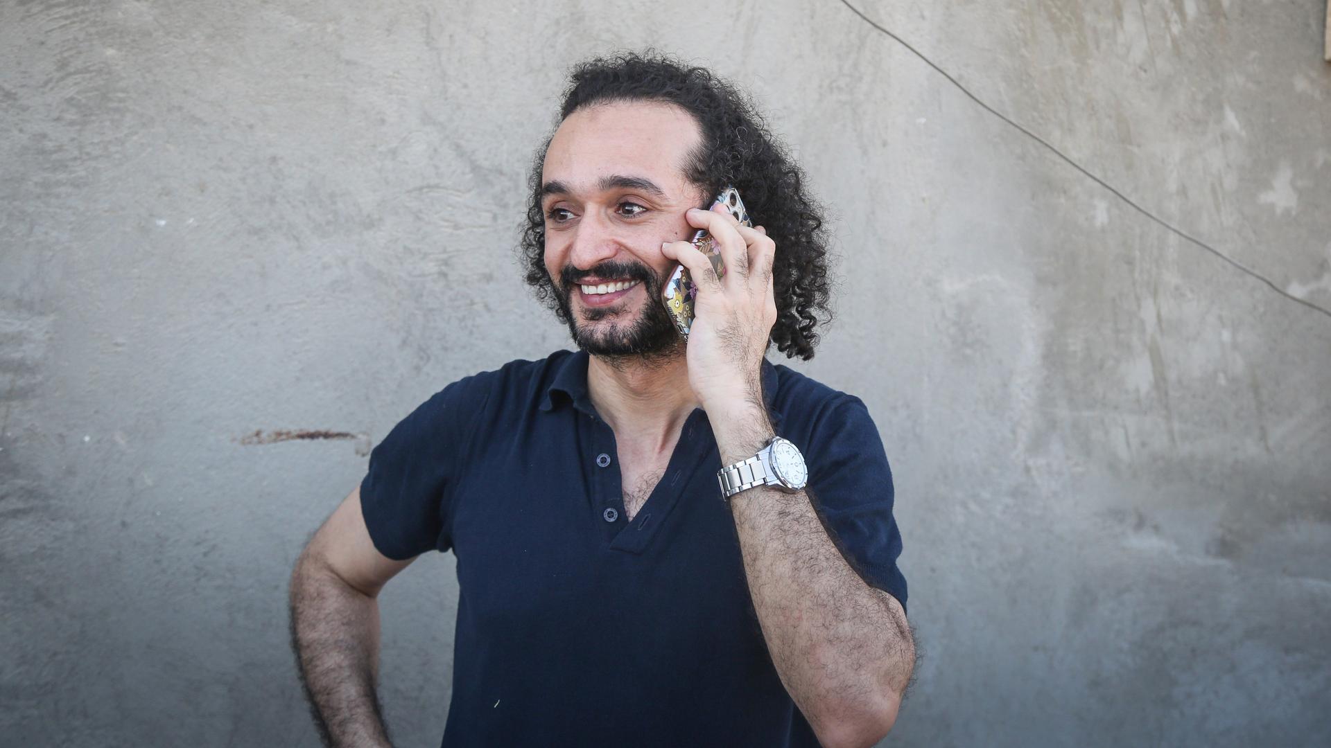Kairo: Demokratieaktivist Ahmed Duma telefoniert nach seiner Freilassung im August 2023. Er lacht.
