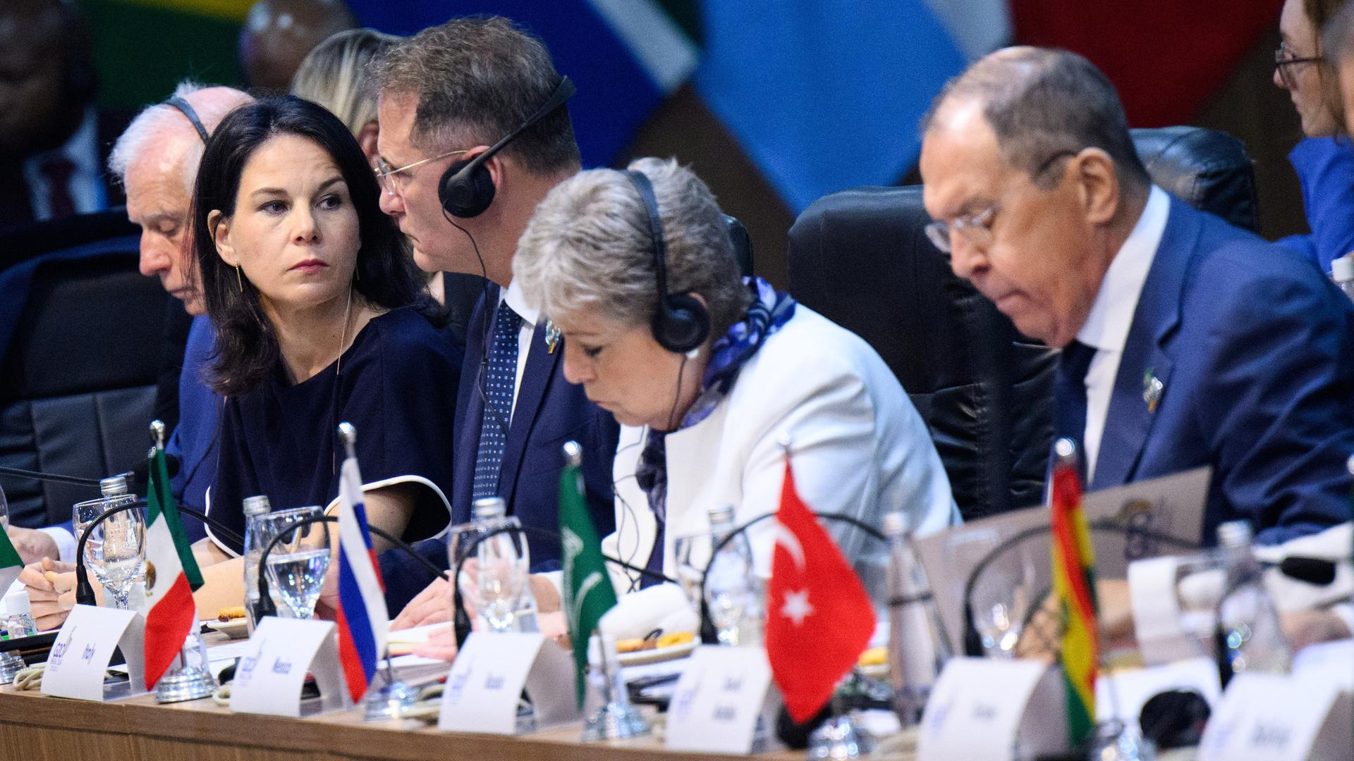 G-20-Treffen - Baerbock wendet sich an Lawrow: "Beenden Sie jetzt den Ukraine-Krieg"