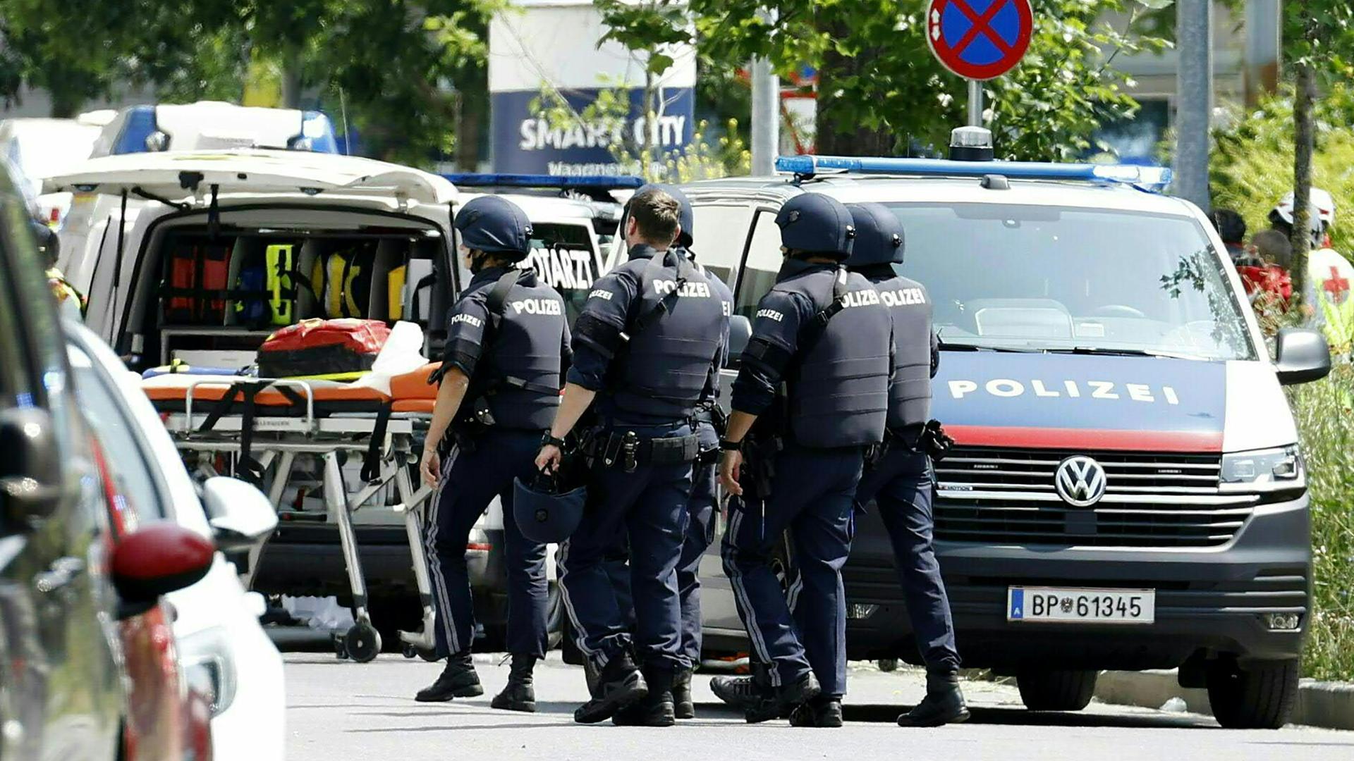 Einsatzkräfte in der Nähe des Tatorts in Graz. 