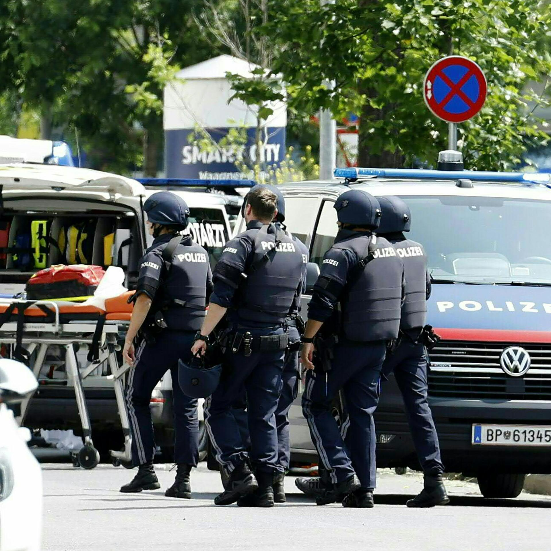 Graz: Einsatzkräfte stehen in der Nähe des Tatorts. Graz: Einsatzkräfte stehen in der Nähe des Tatorts.