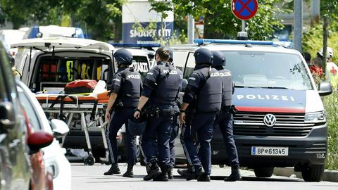 Graz: Einsatzkräfte stehen in der Nähe des Tatorts. 