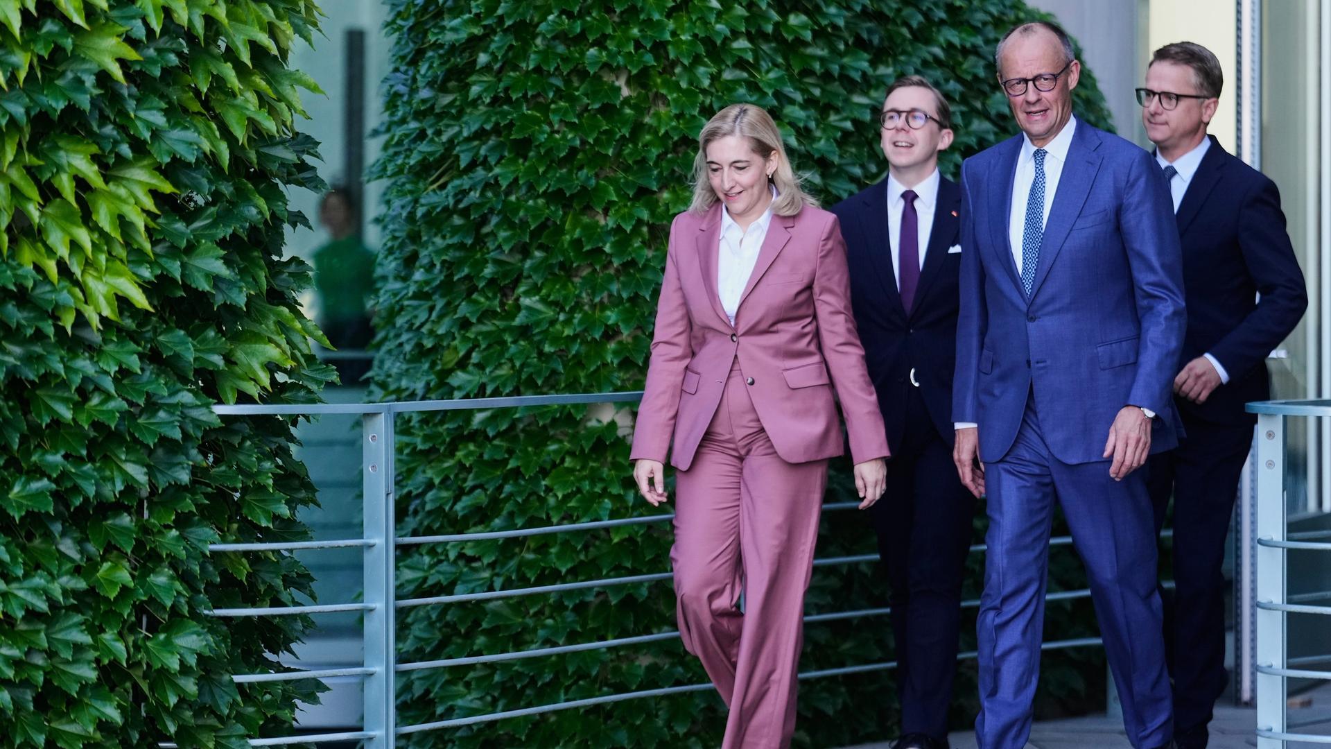 Bundeskanzler Friedrich Merz zusammen mit Nina Warken (links), Philipp Amthor (zweiter von links) und Carsten Linnemann (rechts), kommen aus dem Kanzleramt.
