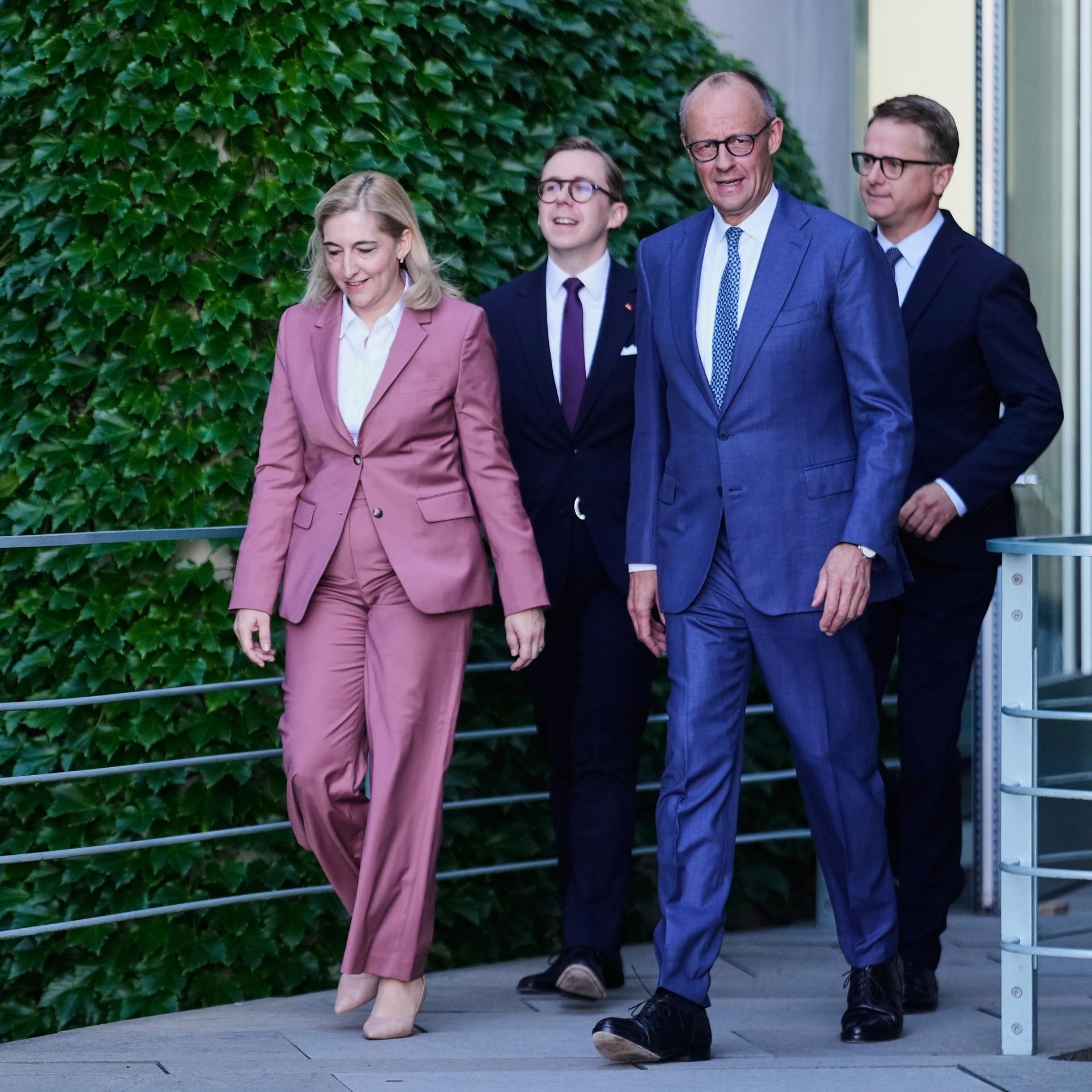 Bundeskanzler Friedrich Merz zusammen mit Nina Warken (links), Philipp Amthor (zweiter von links) und Carsten Linnemann (rechts), auf dem Weg zu einer Erklärung zu den geplanten personellen Veränderungen in der deutschen Regierung am 24. Juli 2026.