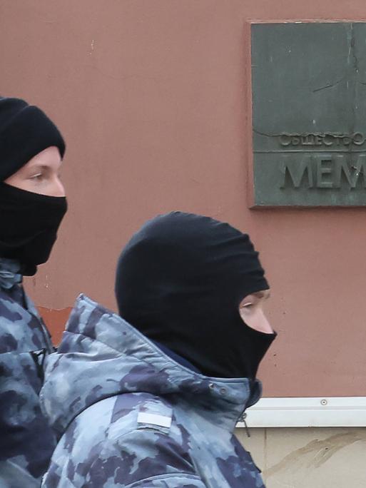 Russische Polizisten stehen vor der Zentrale der Menschenrechtsorganisation Memorial in Moskau.