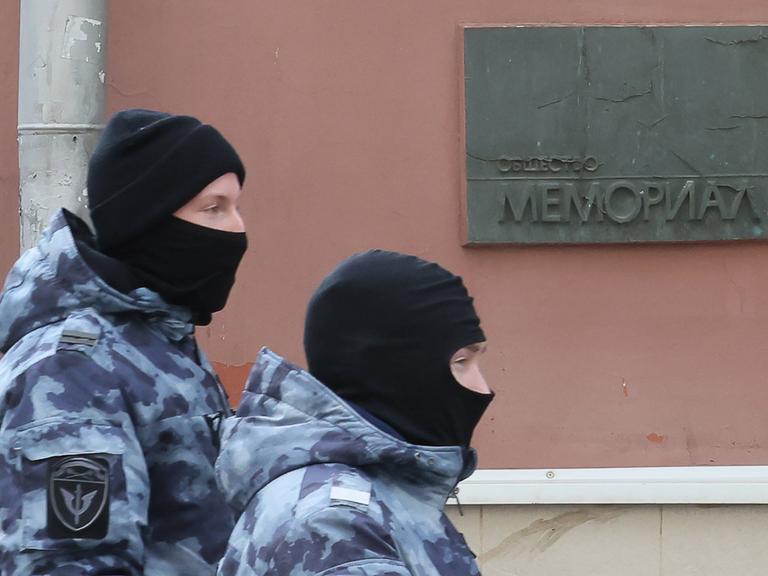 Russische Polizisten stehen vor der Zentrale der Menschenrechtsorganisation Memorial in Moskau.