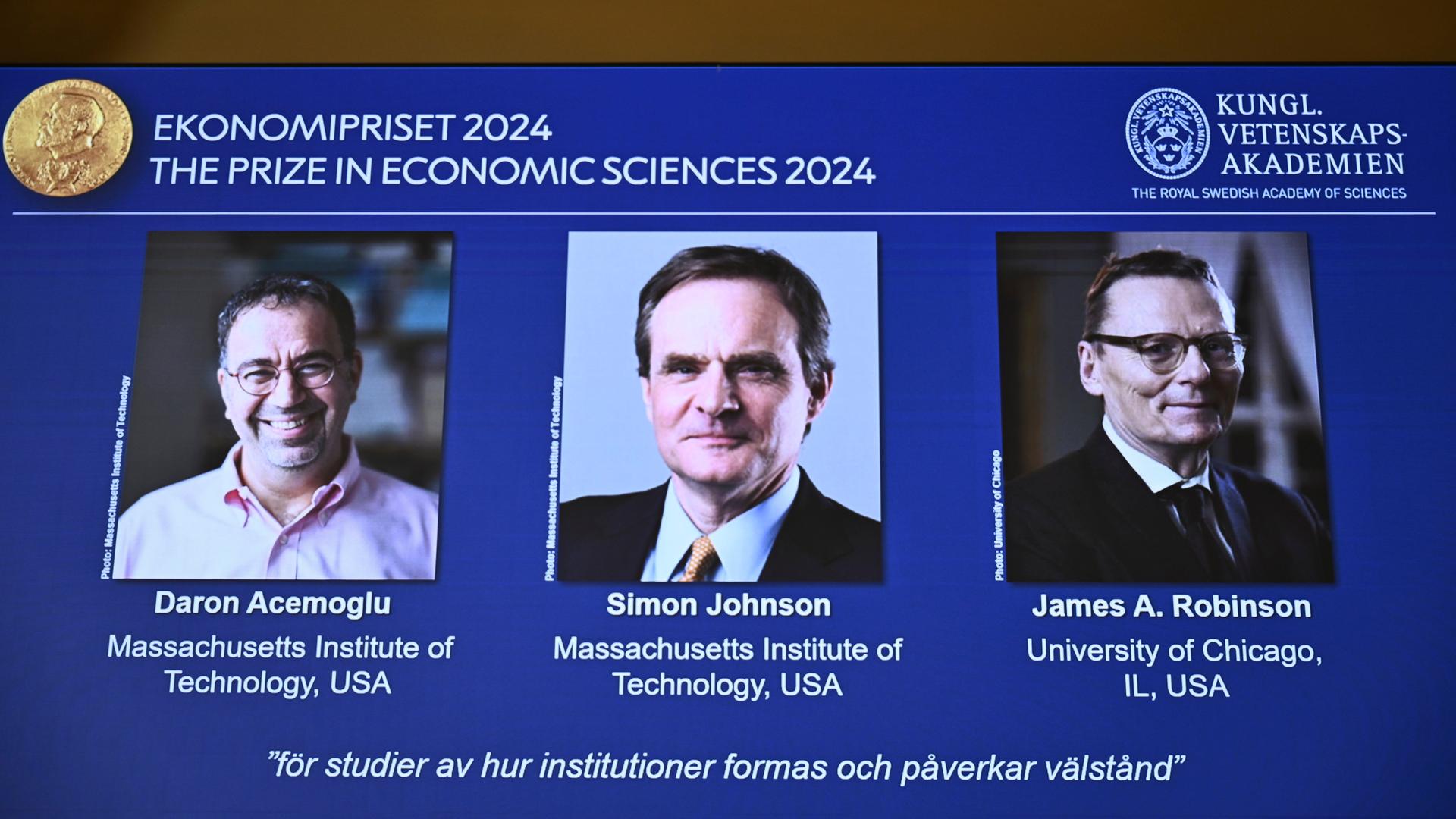 Der Wirtschaftsnobelpreis im Jahr 2024 wird an Daron Acemoglu, Simon Johnson und James A. Robinson verliehen. Die Namen erscheinen an einer Tafel. 