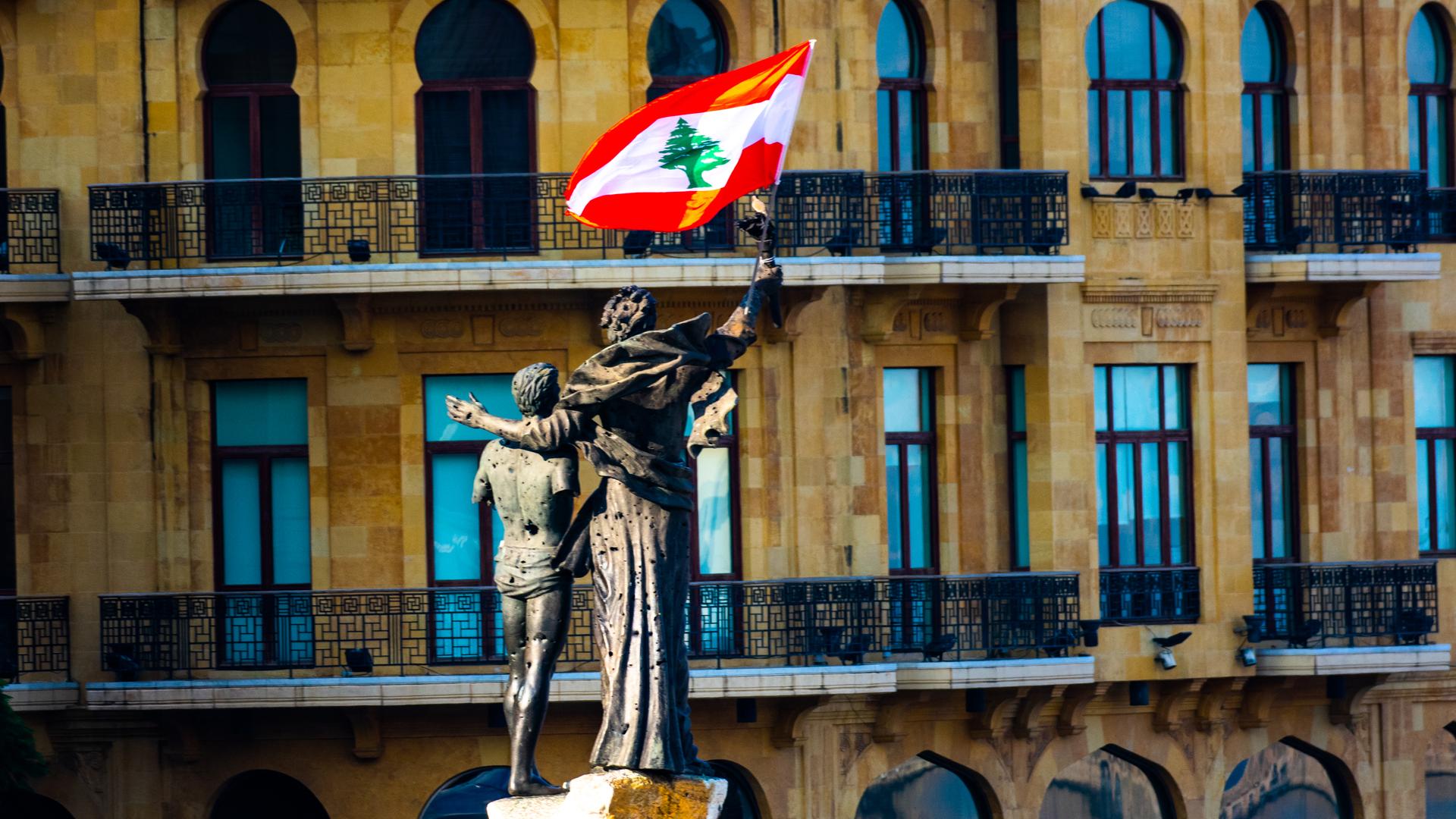 Beirut, Libanon, 23.11.2019 Das Denkmal auf dem Märtyrerplatz in Beirut, ein Werk des italienischen Bildhauers Marino Mazzacurati, mit der libanesischen Nationalflagge. Der Märtyrerplatz ist der zentrale Platz von Beirut.