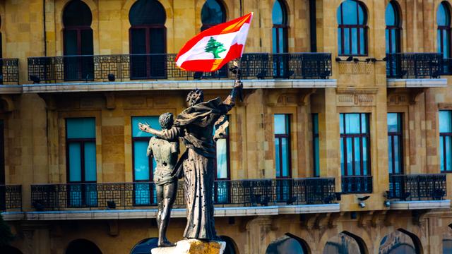 Beirut, Libanon, 23.11.2019 Das Denkmal auf dem Märtyrerplatz in Beirut, ein Werk des italienischen Bildhauers Marino Mazzacurati, mit der libanesischen Nationalflagge. Der Märtyrerplatz ist der zentrale Platz von Beirut.