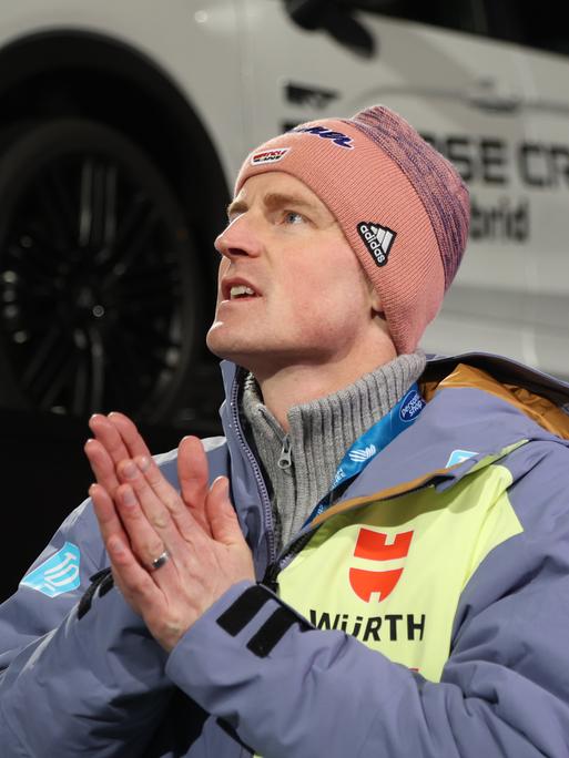 Severin Freund, ehemaliger deutscher Top-Skispringer, schaut bei der Vierschanzentournee 2022/23 zu.