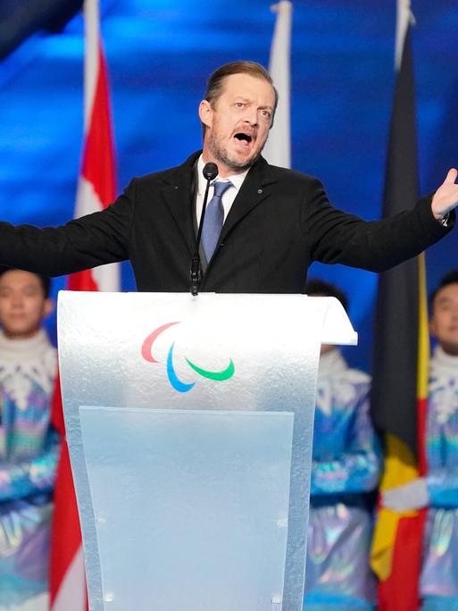 Andrew Parsons, Präsident des Internationalen Paralympischen Komitees (IPC), gestikuliert bei der Schlussfeier der Paralympics 2022 in Peking (China).