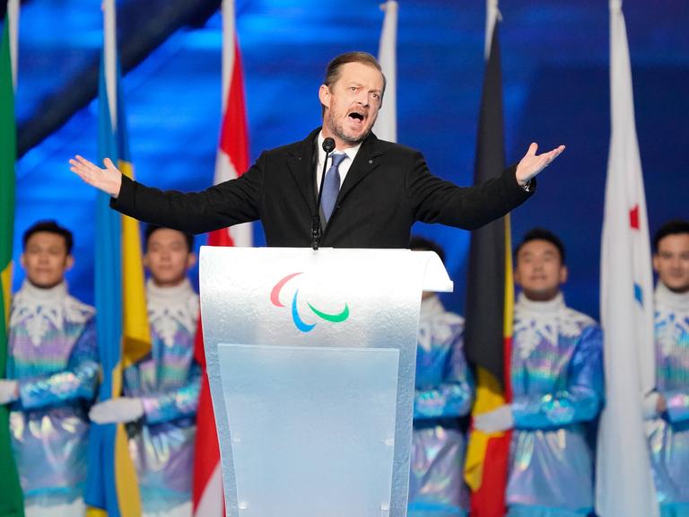 Andrew Parsons, Präsident des Internationalen Paralympischen Komitees (IPC), gestikuliert bei der Schlussfeier der Paralympics 2022 in Peking (China).