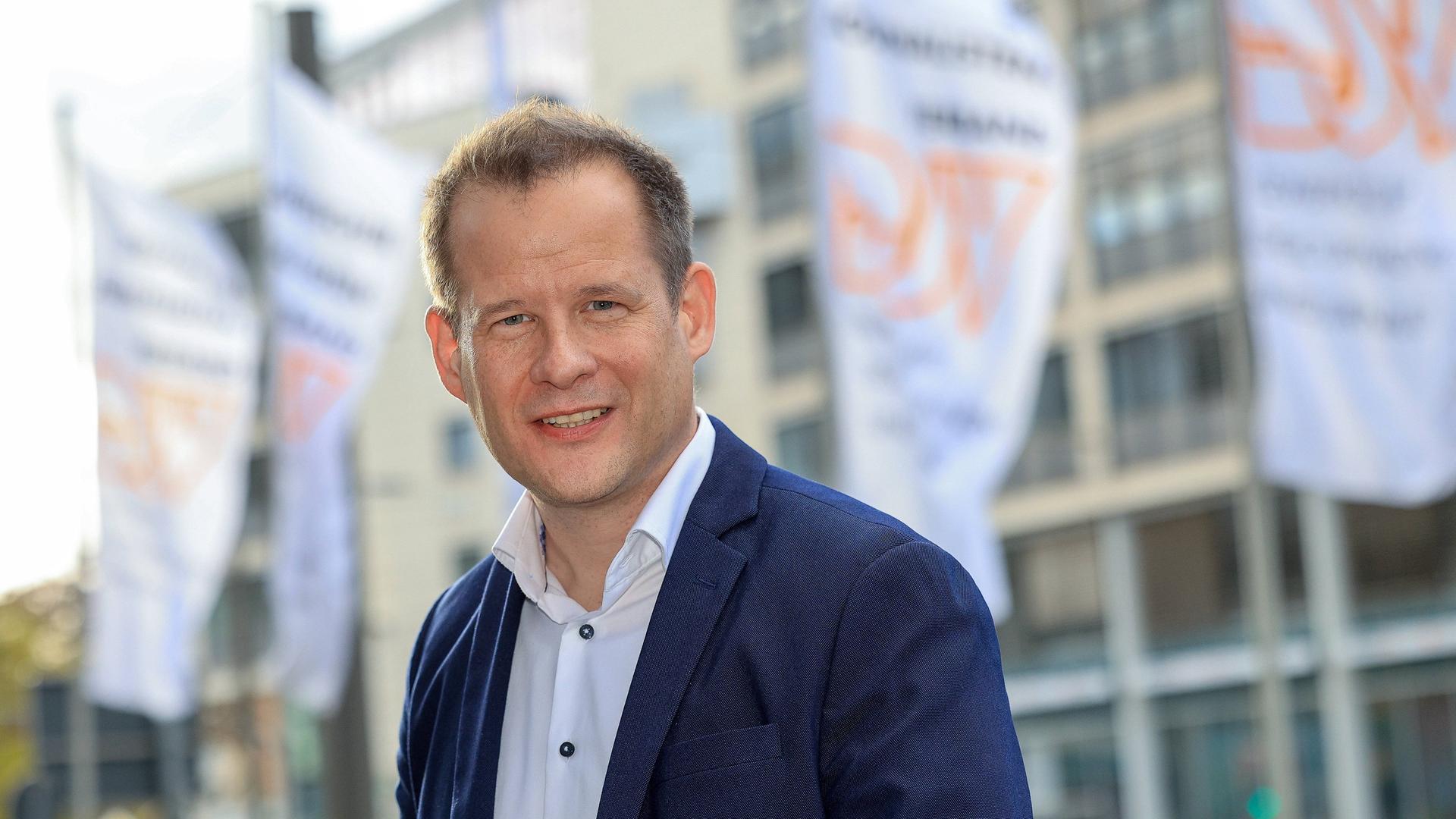 Der Lokaljournalist Mika Beuster wurde im November 2023 zum neuen Vorsitzen des Deutschen Journalisten-Verbandes (DJV) gewählt.