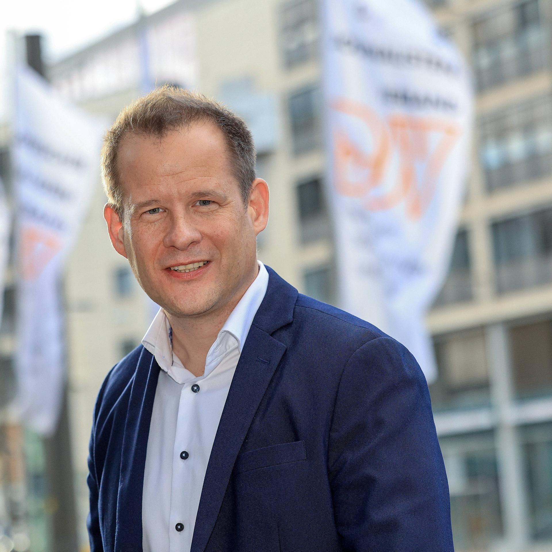 Der Lokaljournalist Mika Beuster wurde im November 2023 zum neuen Vorsitzen des Deutschen Journalisten-Verbandes (DJV) gewählt.