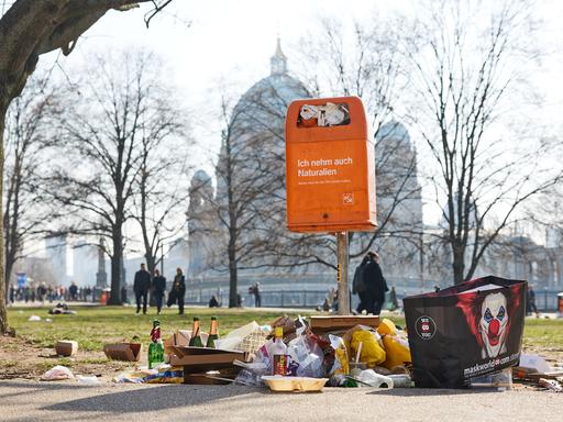 Mengen an Müll liegen im touristischen Zentrum Berlins in Sichtweite des Doms neben einem öffentlichen Mülleimer. 