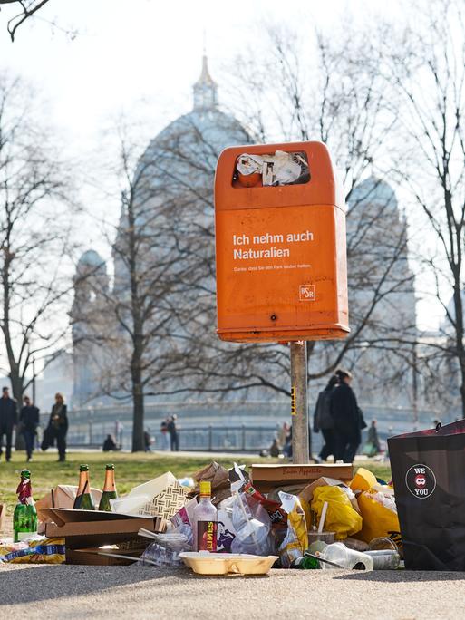 Mengen an Müll liegen im touristischen Zentrum Berlins in Sichtweite des Doms neben einem öffentlichen Mülleimer. 