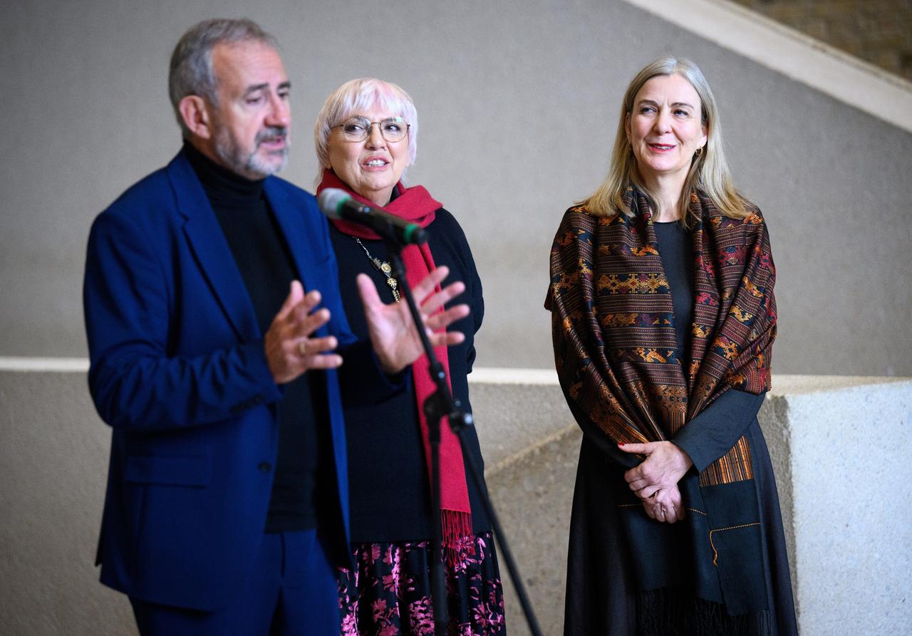 Hermann Parzinger, der bisherige Präsident der Stiftung Preußischer Kulturbesitz (SPK) bei der Vorstellung seiner Nachfolgerin Marion Ackermann. Bildmitte: die damalige Kulturstaatsministerin Claudia Roth. Hermann Parzinger, der bisherige Präsident der Stiftung Preußischer Kulturbesitz (SPK) bei der Vorstellung seiner Nachfolgerin Marion Ackermann. Bildmitte: die damalige Kulturstaatsministerin Claudia Roth.
