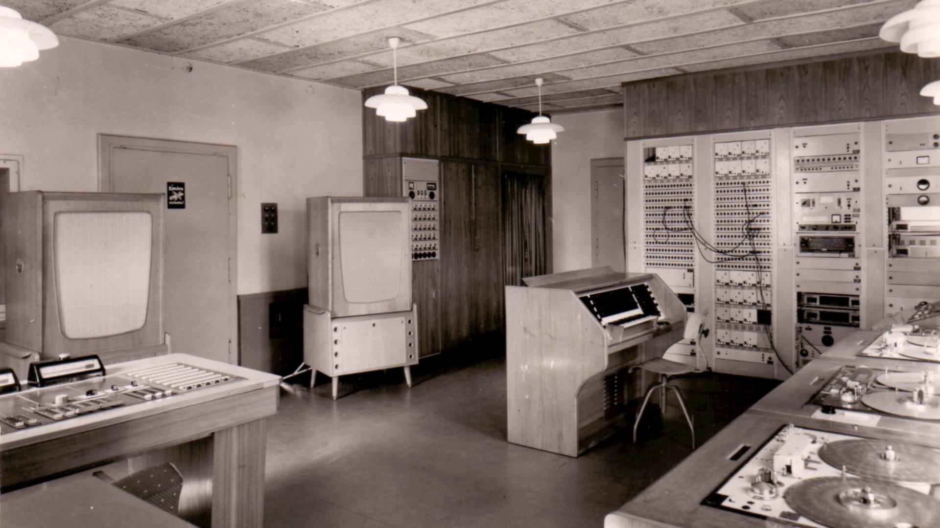 Ein Studioraum mit Bandmaschinen und dem damals neu entwickelten Subharchord