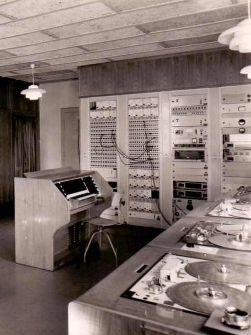 Ein Studioraum mit Bandmaschinen und dem damals neu entwickelten Subharchord