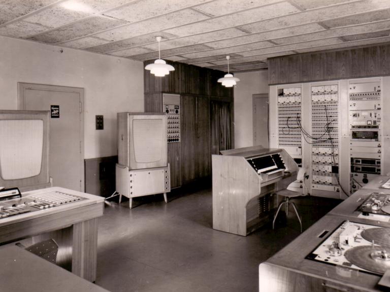 Ein Studioraum mit Bandmaschinen und dem damals neu entwickelten Subharchord