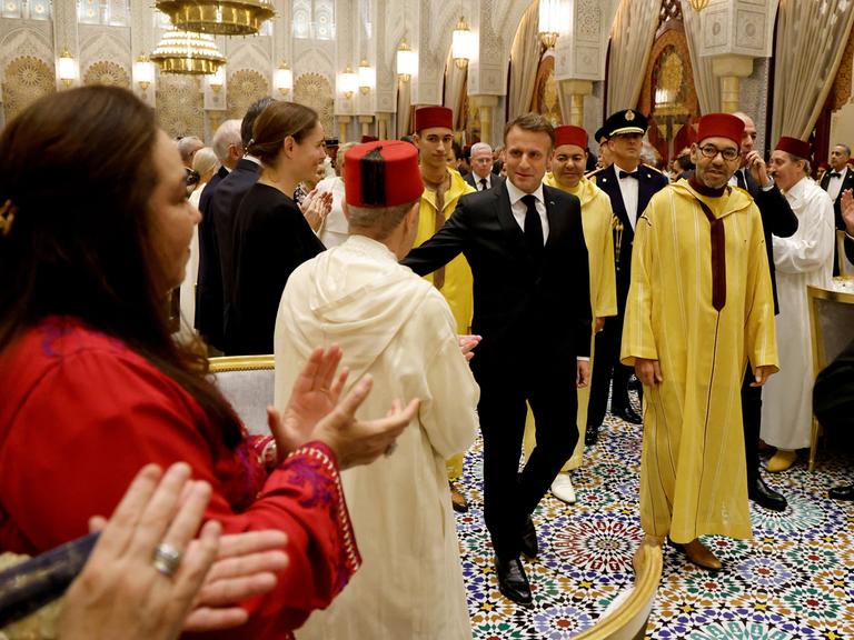 Frankreichs Präsident Emmanuel Macron und Marokkos König Mohammed VI gehen gemeinsam durch die Reihen einer Dinner-Gesellschaft im königlichen Palast in Rabat. 