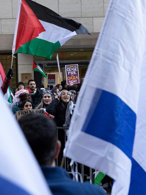 Dicht gedrängte Menschengruppen mit palästinensischen und israelischen Flaggen