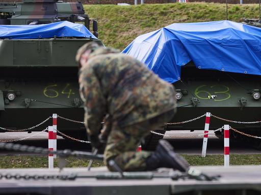 Verpackte Panzer vom Typ Leopard 1 stehen auf einer Fläche vom Truppenübungsplatz Klietz für den Transport in die Ukraine bereit. Auf den Panzern ist eine Nummer, die die Reihenfolge ihrer Lieferung darstellt.
