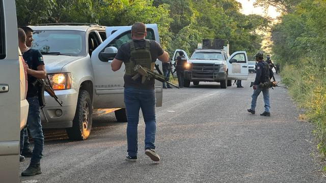 Eine Straßenkontrolle mit schwerbewaffneten Männern in Mexiko
