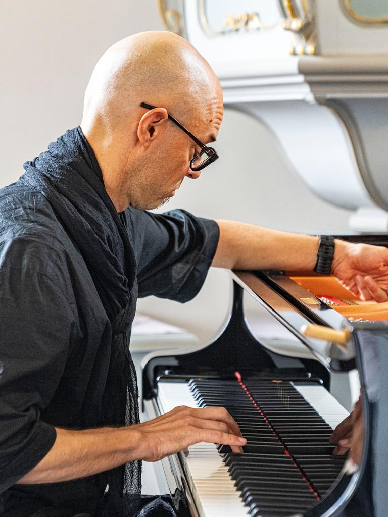 Nik Bärtsch spielt solo auf der Muziekbiennale Niederrhein 2022 auf Schloss Diersfordt in Wesel. Er sitzt schwarzgekleidet vor einem Flügel.