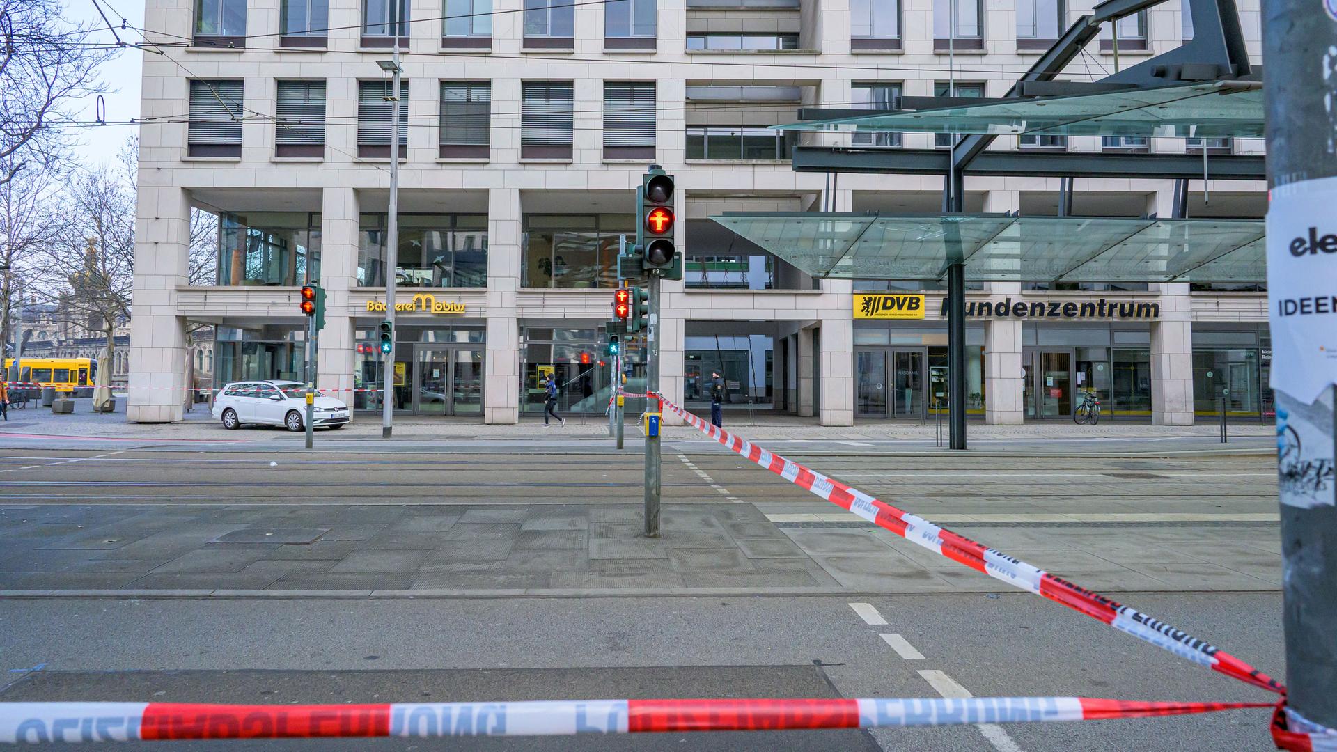 Die Polizei in Dresden hat die Evakuierungszone rund um den Postplatz abgesperrt. 
