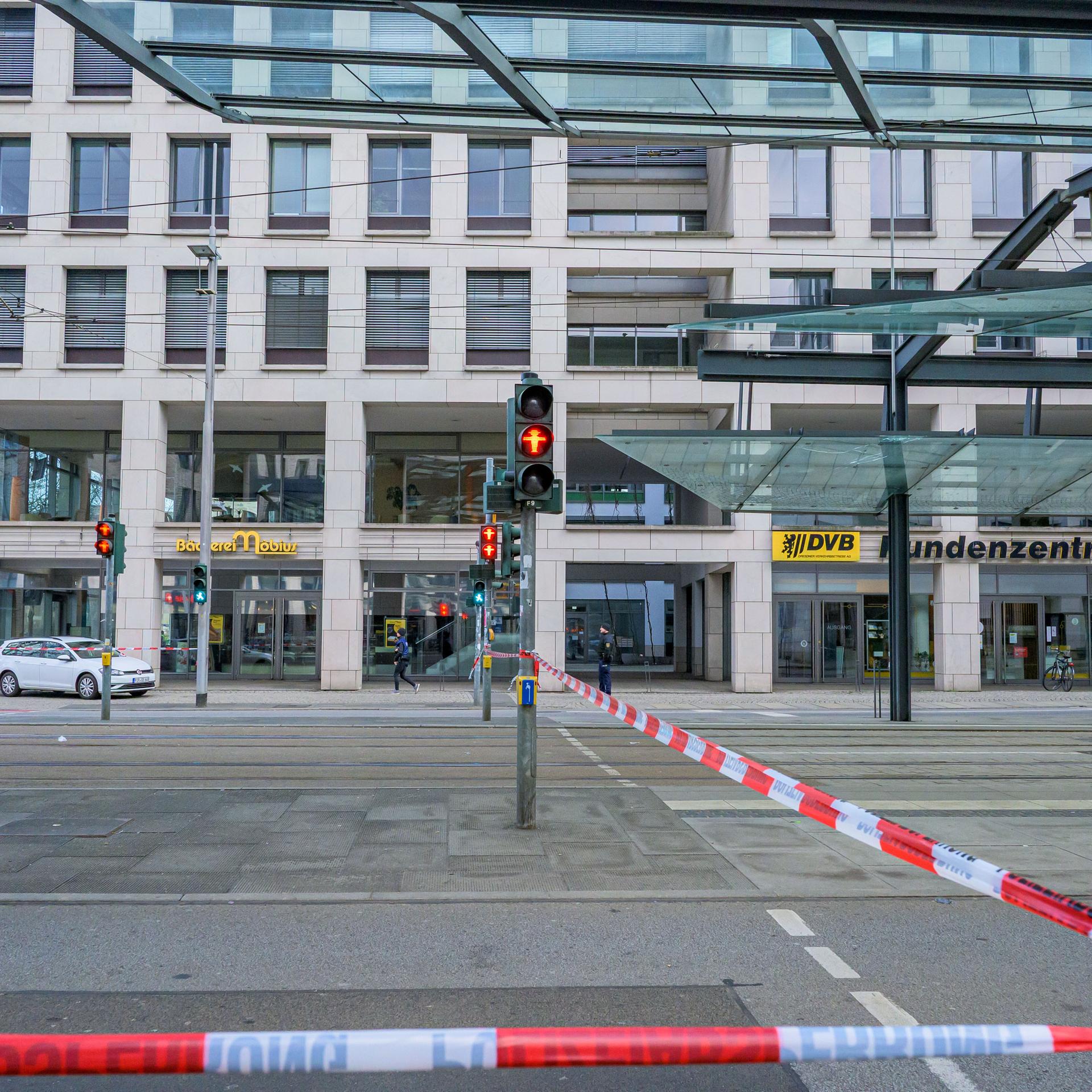 Die Polizei in Dresden sperrt die Evakuierungszone rund um den Postplatz ab. 