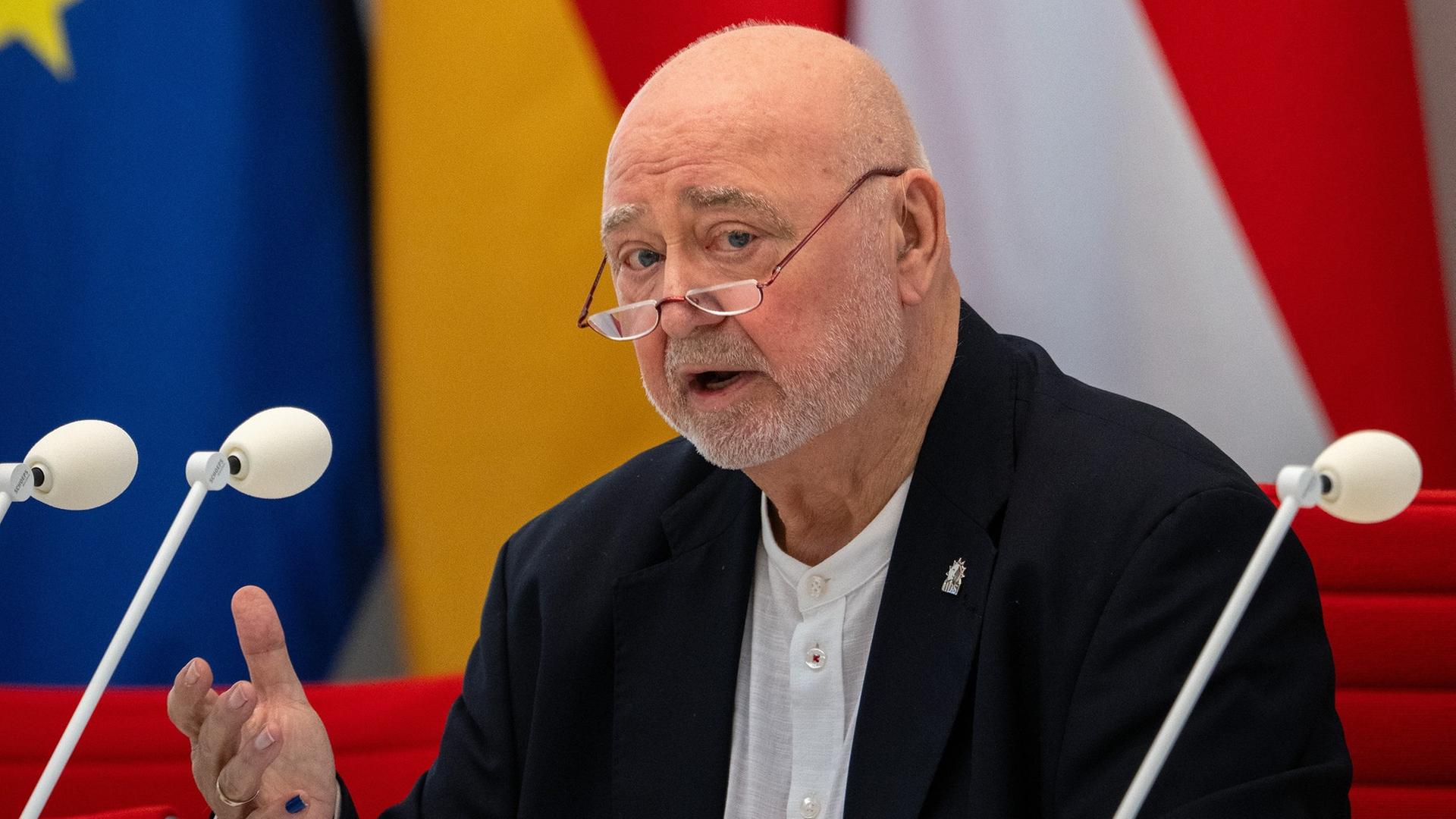 Potsdam: Alterspräsident Reinhard Simon (BSW) eröffnet die Konstituierende Sitzung des Landtags Brandenburg. Potsdam: Alterspräsident Reinhard Simon (BSW) eröffnet die Konstituierende Sitzung des Landtags Brandenburg.
