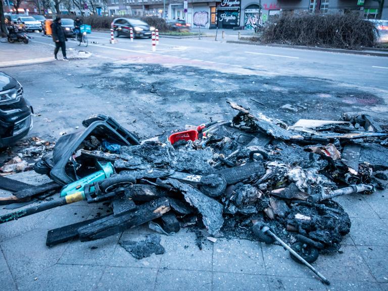 Überreste von verbrannten Mülltonnen und E-Scootern nach Randale in der Silvesternacht in Berlin-Neukölln (aufgenommen am 01.01.2023) 