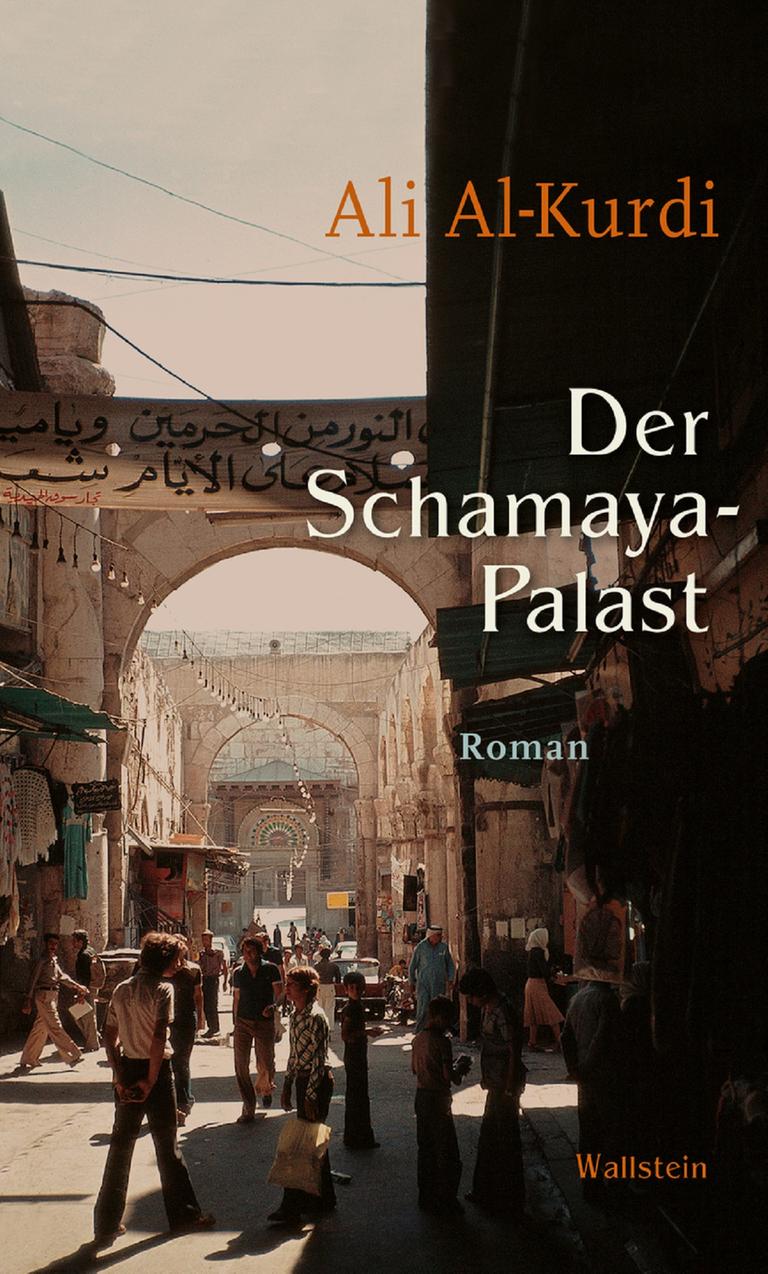 Cover von Ali Al-Kurdis Roman "Der Schamaya-Palast". Dort ist eine arabische Stadt mit einem Torbogen und Menschen auf der Straße zu sehen.