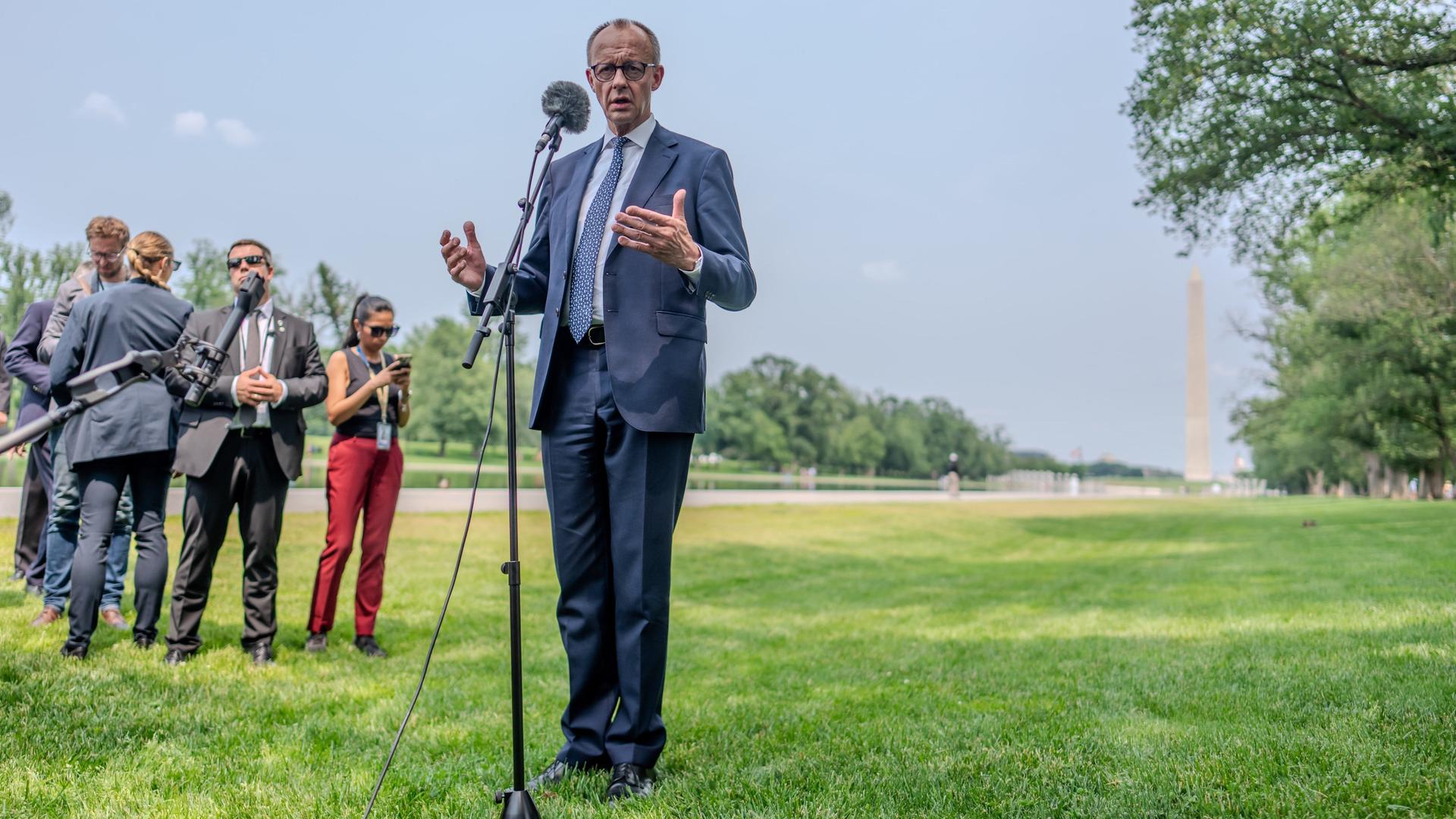 Bundeskanzler Friedrich Merz (CDU) gibt in Washington ein Statement, nachdem er von US-Präsident Trump im Weißen Haus empfangen worden war. Bundeskanzler Friedrich Merz (CDU) gibt in Washington ein Statement, nachdem er von US-Präsident Trump im Weißen Haus empfangen worden war.