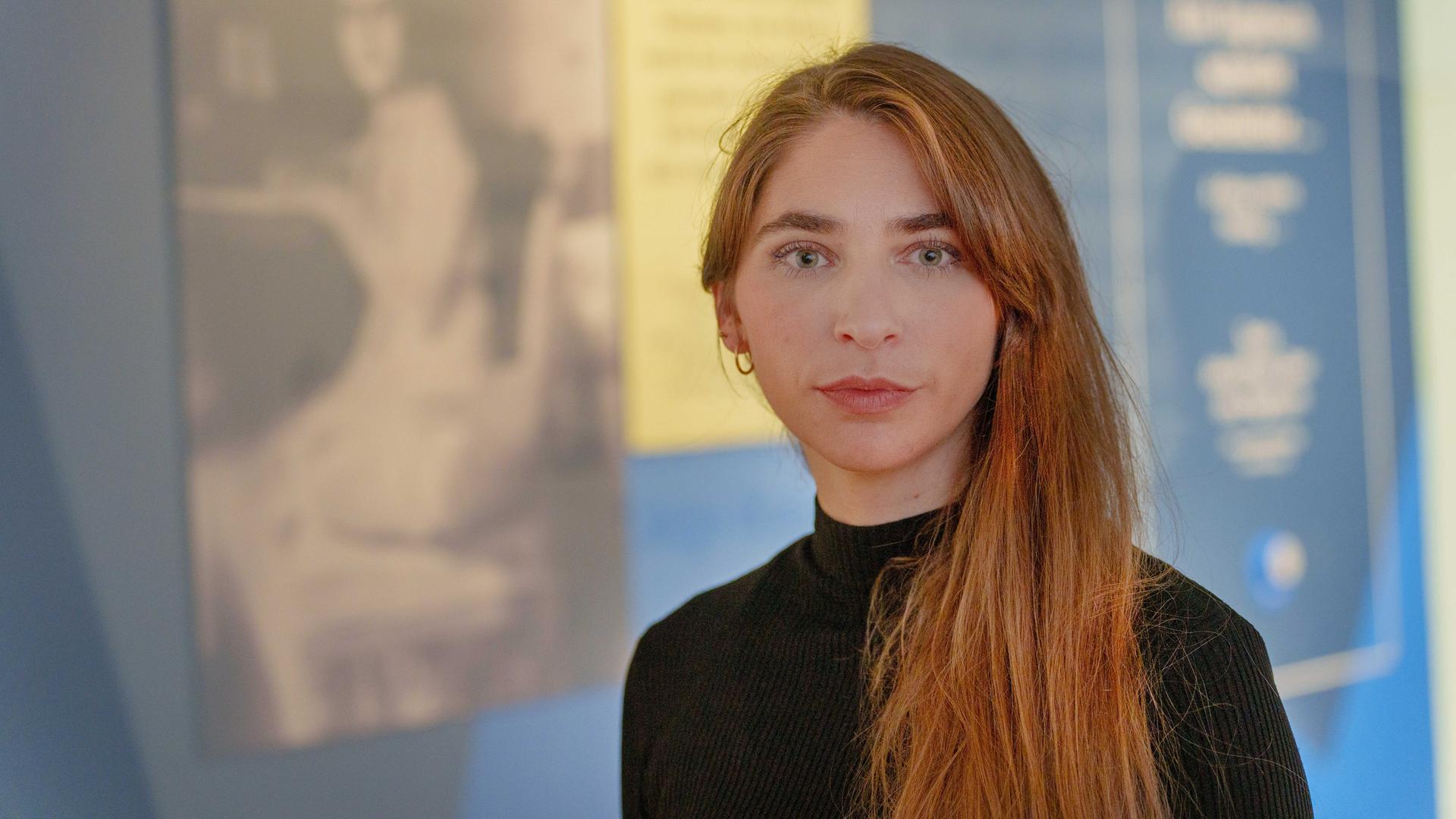 Porträt der Direktorin der Bildungsstätte Anne Frank, Deborah Schnabel, mit dunklem Pullover und langen rotblonden Haaren. Porträt der Direktorin der Bildungsstätte Anne Frank, Deborah Schnabel, mit dunklem Pullover und langen rotblonden Haaren.