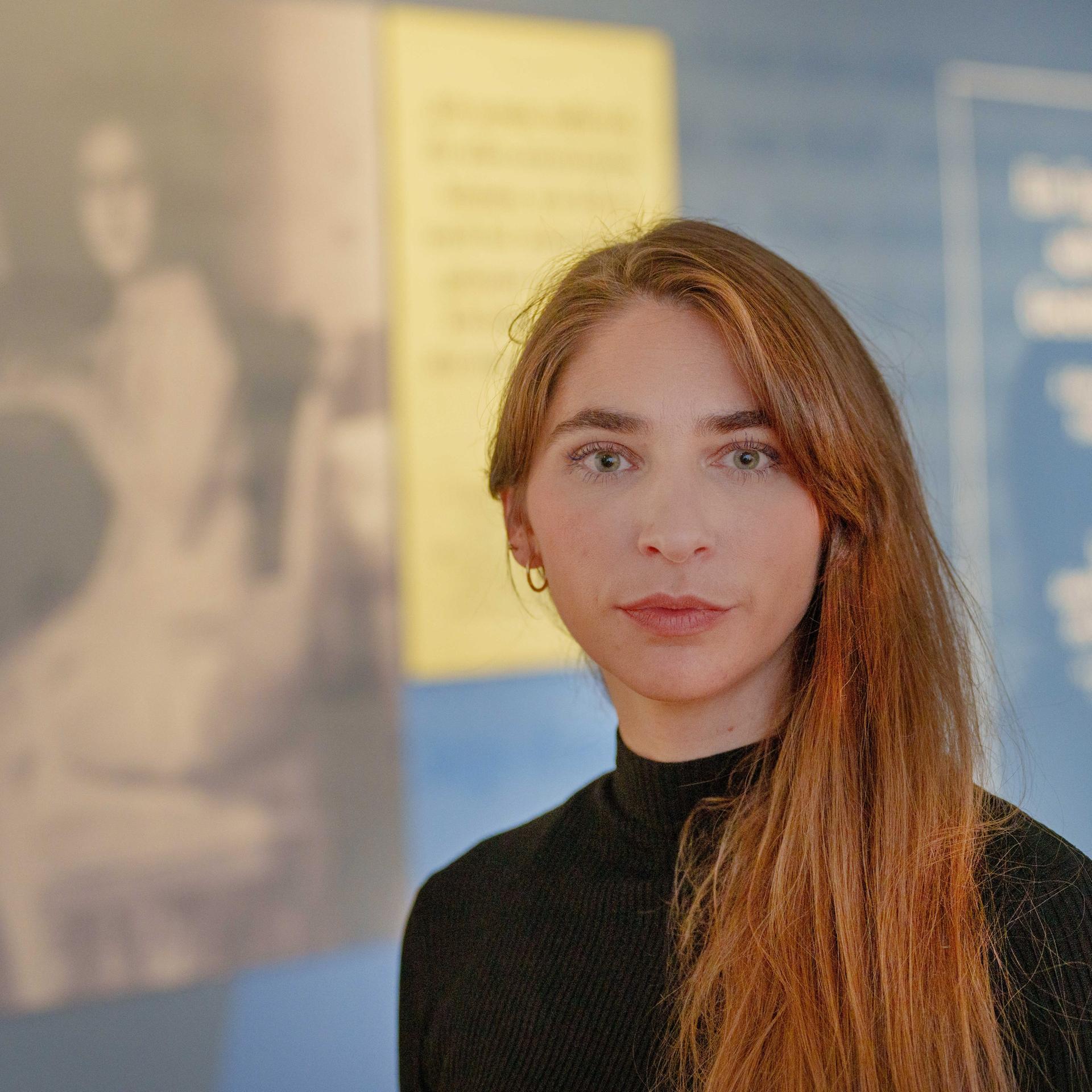 Porträt der Direktorin der Bildungsstätte Anne Frank, Deborah Schnabel, mit dunklem Pullover und langen rotblonden Haaren.  